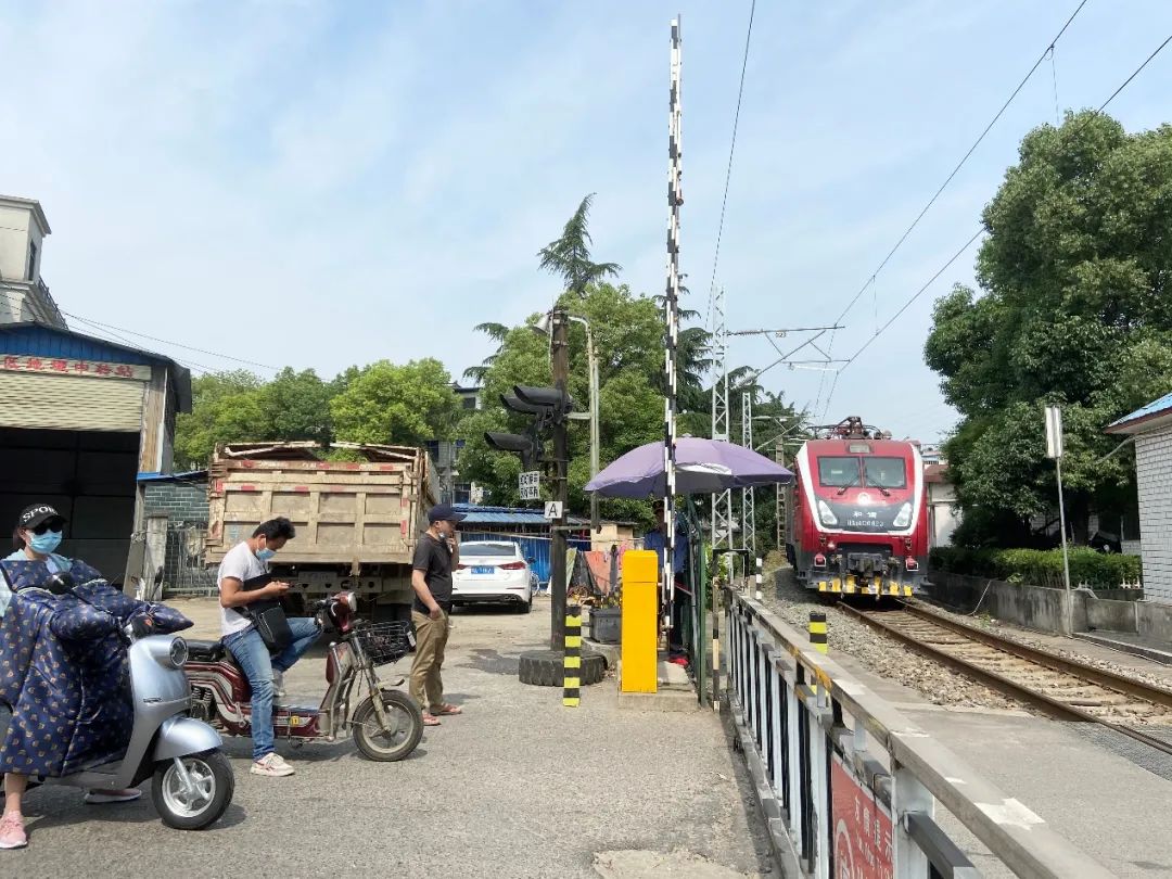 马鞍山铁路紧急时刻，线杆倾倒与市民英勇救援