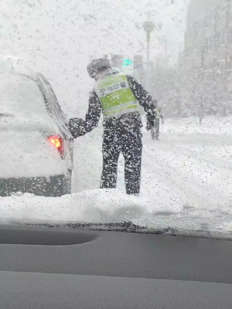 风雪出行人的视觉写照