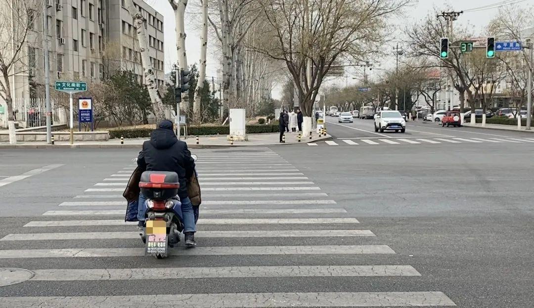 电动车鬼探头式闯红灯引发事故，责任全鉴