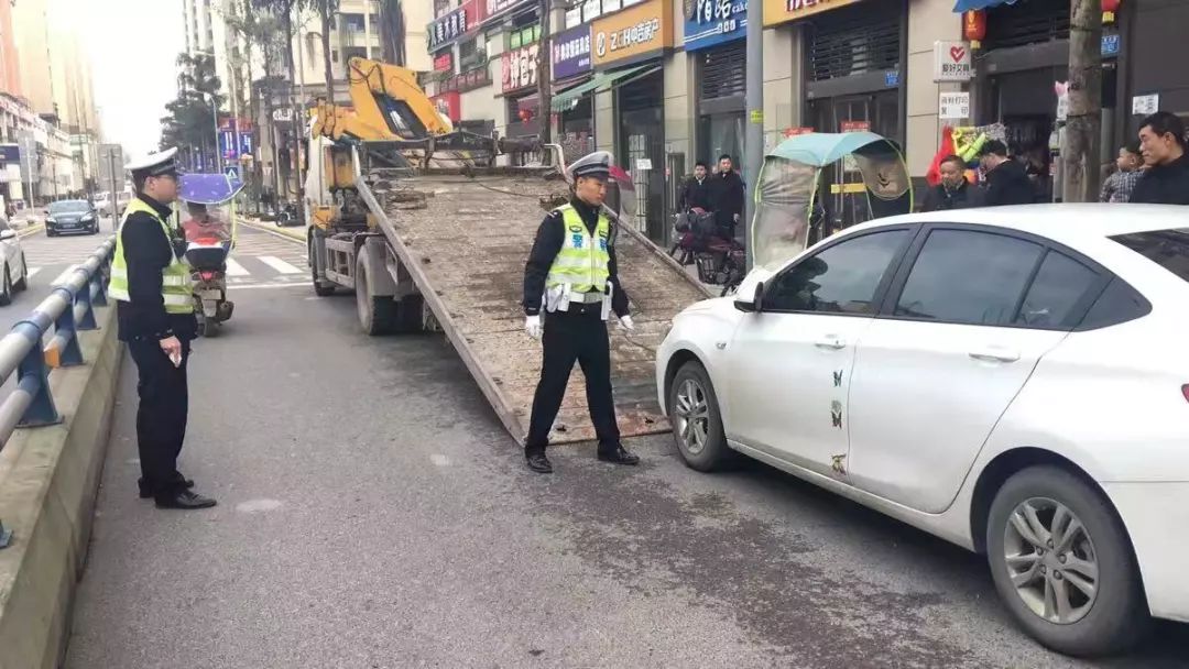 小区安全通道规范停车与民警劝离行动启动